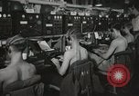 Standbild Innenraum der Bekämpfung der Informationszentrale an Bord der USS Mount McKinley Peleliu Palau Inseln, 1944, aus Sekunde 27 historischem Filmmaterial Videoclip 65675022936