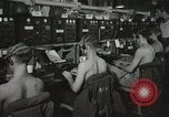 Standbild Innenraum der Bekämpfung der Informationszentrale an Bord der USS Mount McKinley Peleliu Palau Inseln, 1944, aus Sekunde 28 historischem Filmmaterial Videoclip 65675022936