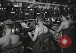 Standbild Innenraum der Bekämpfung der Informationszentrale an Bord der USS Mount McKinley Peleliu Palau Inseln, 1944, aus Sekunde 29 historischem Filmmaterial Videoclip 65675022936