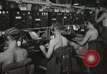 Standbild Innenraum der Bekämpfung der Informationszentrale an Bord der USS Mount McKinley Peleliu Palau Inseln, 1944, aus Sekunde 30 historischem Filmmaterial Videoclip 65675022936