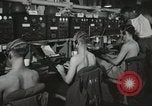 Standbild Innenraum der Bekämpfung der Informationszentrale an Bord der USS Mount McKinley Peleliu Palau Inseln, 1944, aus Sekunde 31 historischem Filmmaterial Videoclip 65675022936