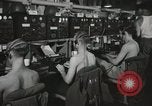 Standbild Innenraum der Bekämpfung der Informationszentrale an Bord der USS Mount McKinley Peleliu Palau Inseln, 1944, aus Sekunde 32 historischem Filmmaterial Videoclip 65675022936