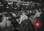 Standbild Innenraum der Bekämpfung der Informationszentrale an Bord der USS Mount McKinley Peleliu Palau Inseln, 1944, aus Sekunde 33 historischem Filmmaterial Videoclip 65675022936