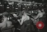 Standbild Innenraum der Bekämpfung der Informationszentrale an Bord der USS Mount McKinley Peleliu Palau Inseln, 1944, aus Sekunde 34 historischem Filmmaterial Videoclip 65675022936