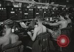 Standbild Innenraum der Bekämpfung der Informationszentrale an Bord der USS Mount McKinley Peleliu Palau Inseln, 1944, aus Sekunde 35 historischem Filmmaterial Videoclip 65675022936