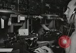 Standbild Innenraum der Bekämpfung der Informationszentrale an Bord der USS Mount McKinley Peleliu Palau Inseln, 1944, aus Sekunde 36 historischem Filmmaterial Videoclip 65675022936