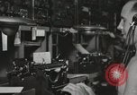 Standbild Innenraum der Bekämpfung der Informationszentrale an Bord der USS Mount McKinley Peleliu Palau Inseln, 1944, aus Sekunde 37 historischem Filmmaterial Videoclip 65675022936