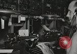 Standbild Innenraum der Bekämpfung der Informationszentrale an Bord der USS Mount McKinley Peleliu Palau Inseln, 1944, aus Sekunde 38 historischem Filmmaterial Videoclip 65675022936