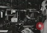 Standbild Innenraum der Bekämpfung der Informationszentrale an Bord der USS Mount McKinley Peleliu Palau Inseln, 1944, aus Sekunde 39 historischem Filmmaterial Videoclip 65675022936