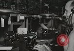Standbild Innenraum der Bekämpfung der Informationszentrale an Bord der USS Mount McKinley Peleliu Palau Inseln, 1944, aus Sekunde 40 historischem Filmmaterial Videoclip 65675022936