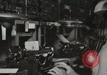Standbild Innenraum der Bekämpfung der Informationszentrale an Bord der USS Mount McKinley Peleliu Palau Inseln, 1944, aus Sekunde 41 historischem Filmmaterial Videoclip 65675022936
