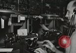 Standbild Innenraum der Bekämpfung der Informationszentrale an Bord der USS Mount McKinley Peleliu Palau Inseln, 1944, aus Sekunde 43 historischem Filmmaterial Videoclip 65675022936