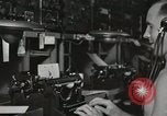 Standbild Innenraum der Bekämpfung der Informationszentrale an Bord der USS Mount McKinley Peleliu Palau Inseln, 1944, aus Sekunde 44 historischem Filmmaterial Videoclip 65675022936