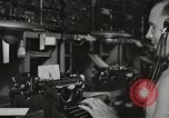 Standbild Innenraum der Bekämpfung der Informationszentrale an Bord der USS Mount McKinley Peleliu Palau Inseln, 1944, aus Sekunde 45 historischem Filmmaterial Videoclip 65675022936