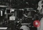 Standbild Innenraum der Bekämpfung der Informationszentrale an Bord der USS Mount McKinley Peleliu Palau Inseln, 1944, aus Sekunde 46 historischem Filmmaterial Videoclip 65675022936