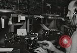 Standbild Innenraum der Bekämpfung der Informationszentrale an Bord der USS Mount McKinley Peleliu Palau Inseln, 1944, aus Sekunde 47 historischem Filmmaterial Videoclip 65675022936