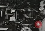 Standbild Innenraum der Bekämpfung der Informationszentrale an Bord der USS Mount McKinley Peleliu Palau Inseln, 1944, aus Sekunde 48 historischem Filmmaterial Videoclip 65675022936