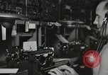 Standbild Innenraum der Bekämpfung der Informationszentrale an Bord der USS Mount McKinley Peleliu Palau Inseln, 1944, aus Sekunde 49 historischem Filmmaterial Videoclip 65675022936