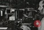 Standbild Innenraum der Bekämpfung der Informationszentrale an Bord der USS Mount McKinley Peleliu Palau Inseln, 1944, aus Sekunde 50 historischem Filmmaterial Videoclip 65675022936