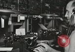 Standbild Innenraum der Bekämpfung der Informationszentrale an Bord der USS Mount McKinley Peleliu Palau Inseln, 1944, aus Sekunde 51 historischem Filmmaterial Videoclip 65675022936