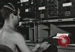 Standbild Innenraum der Bekämpfung der Informationszentrale an Bord der USS Mount McKinley Peleliu Palau Inseln, 1944, aus Sekunde 52 historischem Filmmaterial Videoclip 65675022936