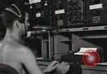 Standbild Innenraum der Bekämpfung der Informationszentrale an Bord der USS Mount McKinley Peleliu Palau Inseln, 1944, aus Sekunde 53 historischem Filmmaterial Videoclip 65675022936