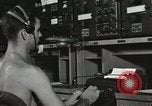 Standbild Innenraum der Bekämpfung der Informationszentrale an Bord der USS Mount McKinley Peleliu Palau Inseln, 1944, aus Sekunde 54 historischem Filmmaterial Videoclip 65675022936