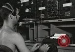 Standbild Innenraum der Bekämpfung der Informationszentrale an Bord der USS Mount McKinley Peleliu Palau Inseln, 1944, aus Sekunde 56 historischem Filmmaterial Videoclip 65675022936