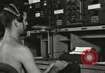 Standbild Innenraum der Bekämpfung der Informationszentrale an Bord der USS Mount McKinley Peleliu Palau Inseln, 1944, aus Sekunde 57 historischem Filmmaterial Videoclip 65675022936