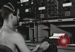 Standbild Innenraum der Bekämpfung der Informationszentrale an Bord der USS Mount McKinley Peleliu Palau Inseln, 1944, aus Sekunde 58 historischem Filmmaterial Videoclip 65675022936