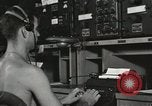 Standbild Innenraum der Bekämpfung der Informationszentrale an Bord der USS Mount McKinley Peleliu Palau Inseln, 1944, aus Sekunde 59 historischem Filmmaterial Videoclip 65675022936