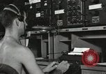 Standbild Innenraum der Bekämpfung der Informationszentrale an Bord der USS Mount McKinley Peleliu Palau Inseln, 1944, aus Sekunde 60 historischem Filmmaterial Videoclip 65675022936