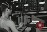 Standbild Innenraum der Bekämpfung der Informationszentrale an Bord der USS Mount McKinley Peleliu Palau Inseln, 1944, aus Sekunde 61 historischem Filmmaterial Videoclip 65675022936
