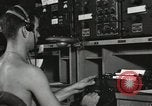 Standbild Innenraum der Bekämpfung der Informationszentrale an Bord der USS Mount McKinley Peleliu Palau Inseln, 1944, aus Sekunde 62 historischem Filmmaterial Videoclip 65675022936