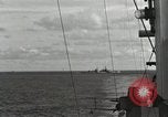 Standbild American Naval Task Force Peleliu Palau Inseln, 1944, aus Sekunde 14 historischem Filmmaterial Videoclip 65675022937