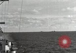 Standbild American Naval Task Force Peleliu Palau Inseln, 1944, aus Sekunde 25 historischem Filmmaterial Videoclip 65675022937