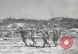 Standbild 5th Marine Division Peleliu Palau Inseln, 1944, aus Sekunde 56 historischem Filmmaterial Videoclip 65675022958