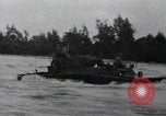 Standbild 81 Army Division Feuern auf Sniper Peleliu Palau Inseln, 1944, aus Sekunde 1 historischem Filmmaterial Videoclip 65675022967