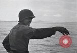 Standbild 81 Army Division Feuern auf Sniper Peleliu Palau Inseln, 1944, aus Sekunde 4 historischem Filmmaterial Videoclip 65675022967