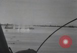 Standbild 81 Army Division Feuern auf Sniper Peleliu Palau Inseln, 1944, aus Sekunde 5 historischem Filmmaterial Videoclip 65675022967