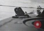 Standbild 81 Army Division Feuern auf Sniper Peleliu Palau Inseln, 1944, aus Sekunde 6 historischem Filmmaterial Videoclip 65675022967