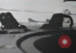 Standbild 81 Army Division Feuern auf Sniper Peleliu Palau Inseln, 1944, aus Sekunde 9 historischem Filmmaterial Videoclip 65675022967