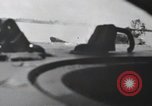 Standbild 81 Army Division Feuern auf Sniper Peleliu Palau Inseln, 1944, aus Sekunde 10 historischem Filmmaterial Videoclip 65675022967