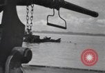 Standbild 81 Army Division Feuern auf Sniper Peleliu Palau Inseln, 1944, aus Sekunde 11 historischem Filmmaterial Videoclip 65675022967