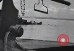 Standbild 81 Army Division Feuern auf Sniper Peleliu Palau Inseln, 1944, aus Sekunde 12 historischem Filmmaterial Videoclip 65675022967