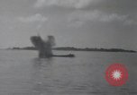 Standbild 81 Army Division Feuern auf Sniper Peleliu Palau Inseln, 1944, aus Sekunde 15 historischem Filmmaterial Videoclip 65675022967