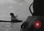Standbild 81 Army Division Feuern auf Sniper Peleliu Palau Inseln, 1944, aus Sekunde 16 historischem Filmmaterial Videoclip 65675022967