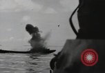 Standbild 81 Army Division Feuern auf Sniper Peleliu Palau Inseln, 1944, aus Sekunde 17 historischem Filmmaterial Videoclip 65675022967