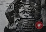 Standbild 81 Army Division Feuern auf Sniper Peleliu Palau Inseln, 1944, aus Sekunde 26 historischem Filmmaterial Videoclip 65675022967