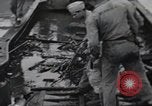 Standbild 81 Army Division Feuern auf Sniper Peleliu Palau Inseln, 1944, aus Sekunde 27 historischem Filmmaterial Videoclip 65675022967